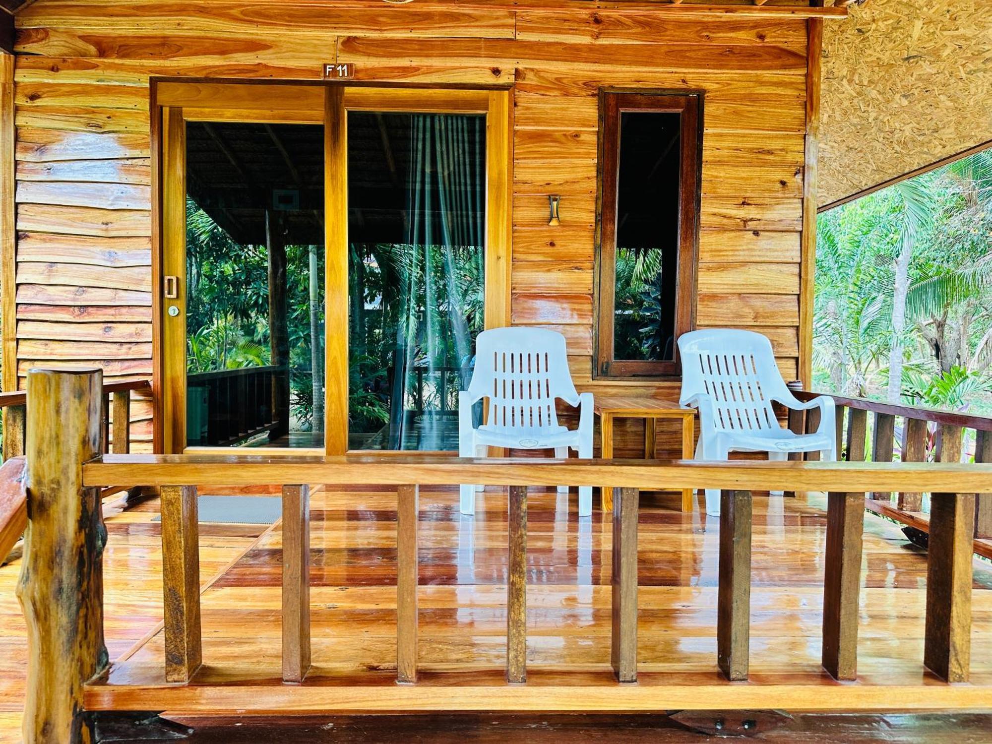 Koh Jum Bungalow & Hostel Esterno foto