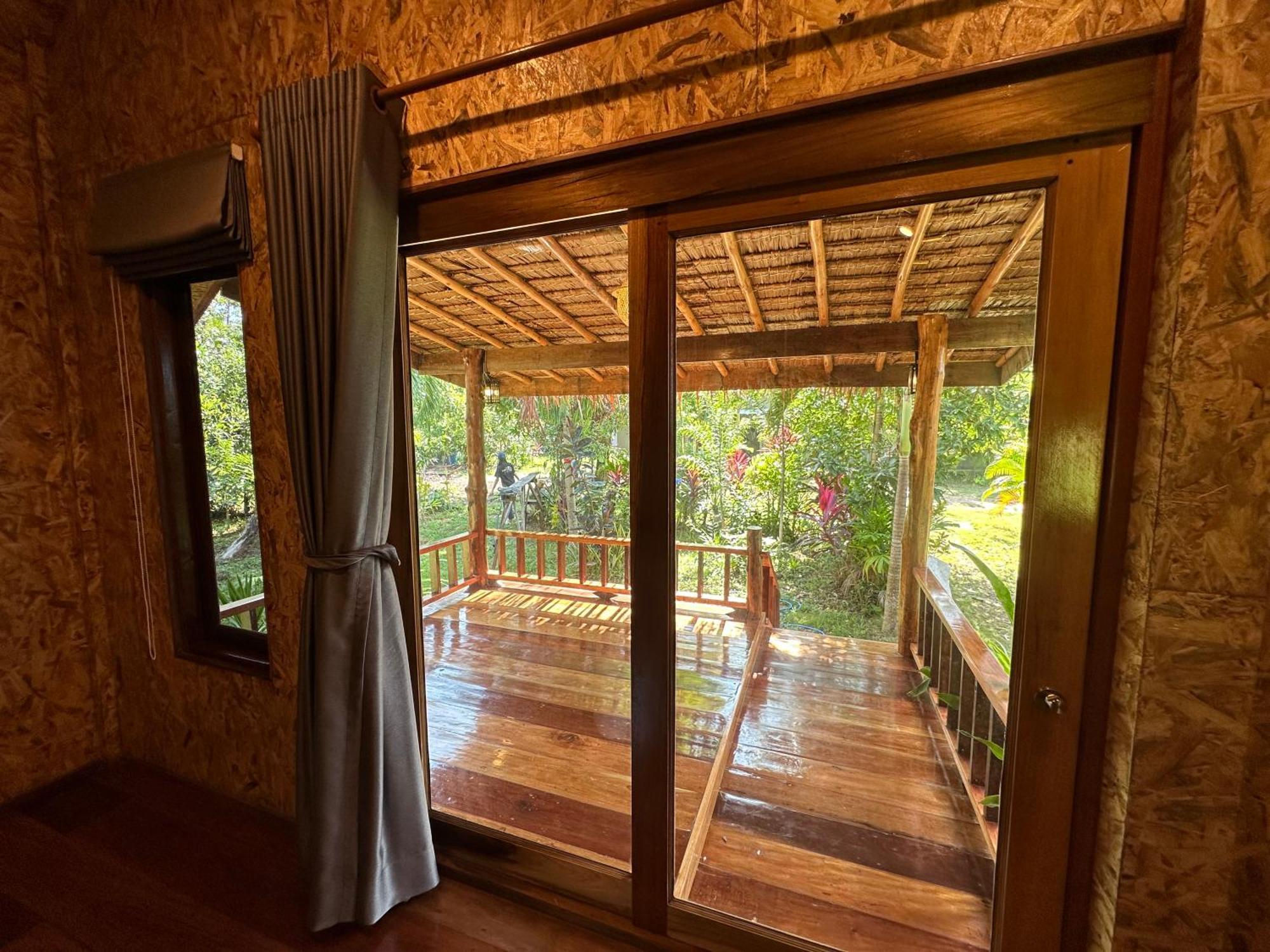 Koh Jum Bungalow & Hostel Esterno foto