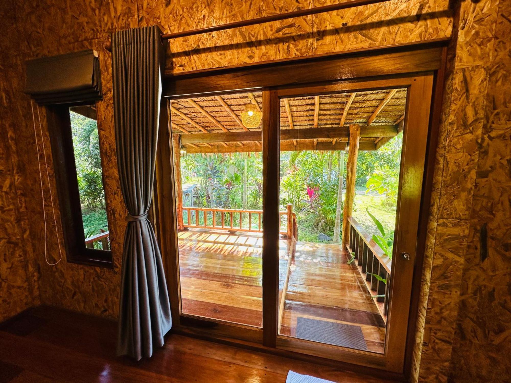 Koh Jum Bungalow & Hostel Esterno foto